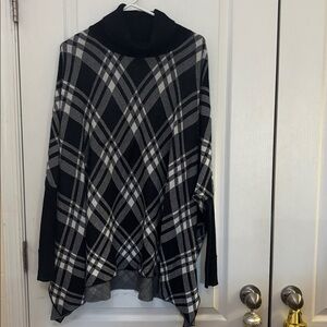 KAARI Sleeved Shawl Poncho Sweater Sz S/M Black/White Plaid Turtle Neck